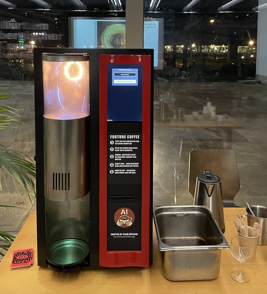 Der Automat im Württembergischen Kunstverein, daneben Wasserkocher, Abgieß-Wanne und Becher.